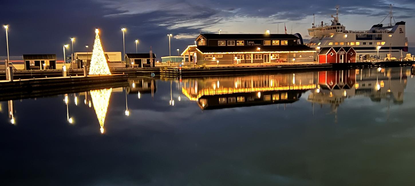 Jul i Vesterø Havn - juletræ og færgekontor